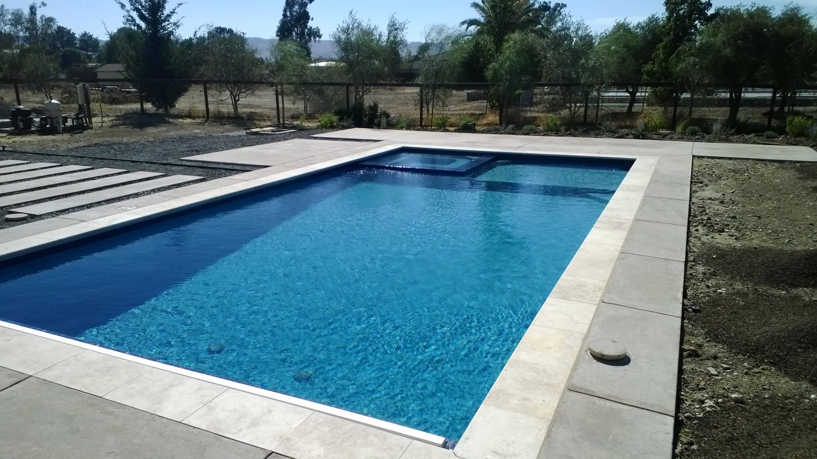 luna-quartz-aruba-pool-finish-4